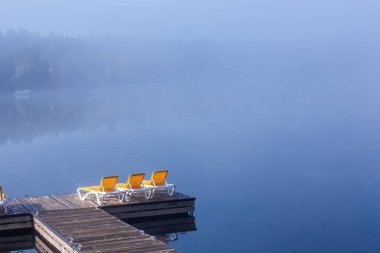 Lac-Superieur rıhtımının manzarası, sisli bir sabah, Laurentides, Mont-Titrek, Quebec, Kanada