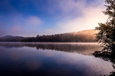 Lac-Superieur rıhtımının manzarası, sisli bir sabah, Laurentides, Mont-Titrek, Quebec, Kanada