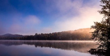 Lac-Superieur rıhtımının manzarası, sisli bir sabah, Laurentides, Mont-Titrek, Quebec, Kanada