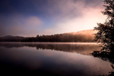 Lac-Superieur rıhtımının manzarası, sisli bir sabah, Laurentides, Mont-Titrek, Quebec, Kanada