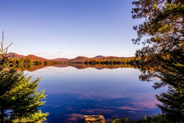 Laurentides 'teki Lac-Superieur manzarası, Mont-tremblant, Quebec, Kanada