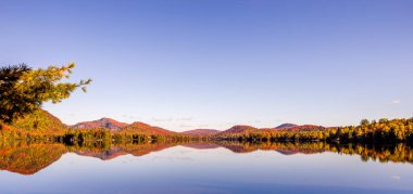 Laurentides 'teki Lac-Superieur manzarası, Mont-tremblant, Quebec, Kanada