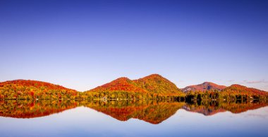Laurentides 'teki Lac-Superieur manzarası, Mont-tremblant, Quebec, Kanada