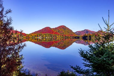 Laurentides 'teki Lac-Superieur manzarası, Mont-tremblant, Quebec, Kanada