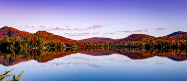 Laurentides 'teki Lac-Superieur manzarası, Mont-tremblant, Quebec, Kanada