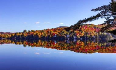 Laurentides 'teki Lac-Superieur manzarası, Mont-tremblant, Quebec, Kanada