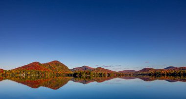 Laurentides 'teki Lac-Superieur manzarası, Mont-tremblant, Quebec, Kanada