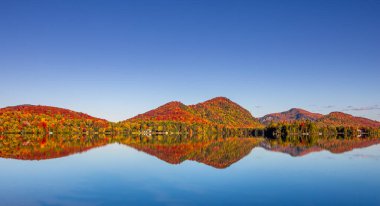Laurentides 'teki Lac-Superieur manzarası, Mont-tremblant, Quebec, Kanada