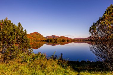 Laurentides 'teki Lac-Superieur manzarası, Mont-tremblant, Quebec, Kanada