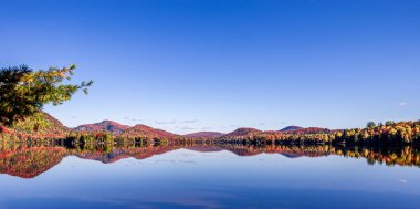 Laurentides 'teki Lac-Superieur manzarası, Mont-tremblant, Quebec, Kanada