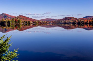 Laurentides 'teki Lac-Superieur manzarası, Mont-tremblant, Quebec, Kanada