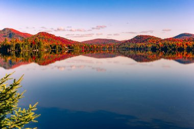 Laurentides 'teki Lac-Superieur manzarası, Mont-tremblant, Quebec, Kanada