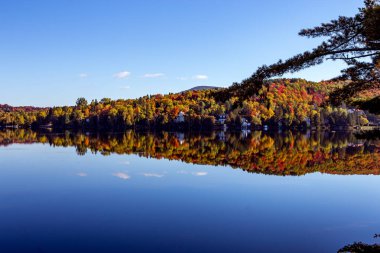 Laurentides 'teki Lac-Superieur manzarası, Mont-tremblant, Quebec, Kanada