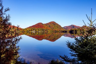 Laurentides 'teki Lac-Superieur manzarası, Mont-tremblant, Quebec, Kanada