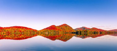 Laurentides 'teki Lac-Superieur manzarası, Mont-tremblant, Quebec, Kanada