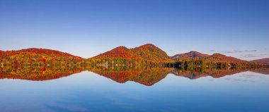 Laurentides 'teki Lac-Superieur manzarası, Mont-tremblant, Quebec, Kanada