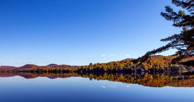 Laurentides 'teki Lac-Superieur manzarası, Mont-tremblant, Quebec, Kanada