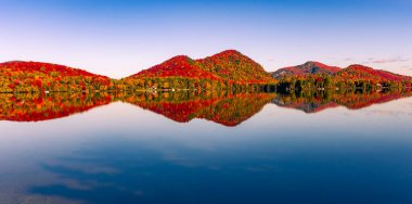 Laurentides 'teki Lac-Superieur manzarası, Mont-tremblant, Quebec, Kanada