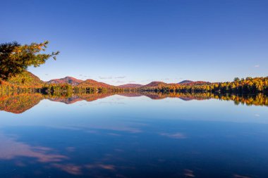 Laurentides 'teki Lac-Superieur manzarası, Mont-tremblant, Quebec, Kanada