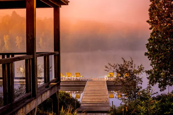 Lac Superieur Rıhtımının Manzarası Sisli Bir Sabah Laurentides Mont Titrek — Stok fotoğraf