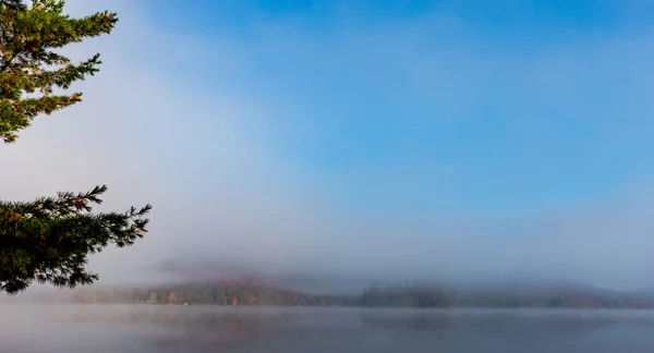 Vista Uma Doca Barco Lac Superieur Manhã Enevoada Com Nevoeiro — Fotografia de Stock