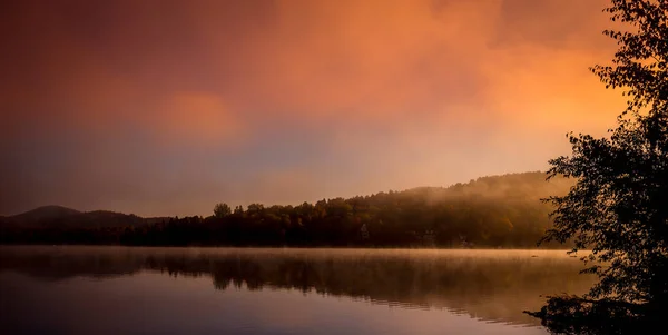 Lac Superieur Rıhtımının Manzarası Sisli Bir Sabah Laurentides Mont Titrek — Stok fotoğraf