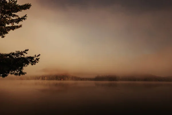 Θέα Μιας Βάρκας Στο Lac Superieur Ομιχλώδες Πρωινό Ομίχλη Στο — Φωτογραφία Αρχείου