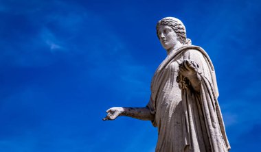 COMPIEGNE, FRANCE, 13 AĞUSTOS 2016: Fransa 'nın Compiegne kentinde 13 Ağustos 2016' da Compiegne Şatosu 'nun bahçelerinde heykel