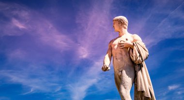 COMPIEGNE, FRANCE, 13 AĞUSTOS 2016: Fransa 'nın Compiegne kentinde 13 Ağustos 2016' da Compiegne Şatosu 'nun bahçelerinde heykel