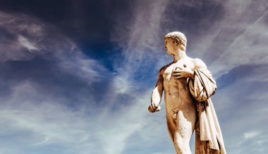 COMPIEGNE, FRANCE, 13 AĞUSTOS 2016: Fransa 'nın Compiegne kentinde 13 Ağustos 2016' da Compiegne Şatosu 'nun bahçelerinde heykel