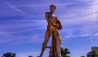 COMPIEGNE, FRANCE, 13 AĞUSTOS 2016: Fransa 'nın Compiegne kentinde 13 Ağustos 2016' da Compiegne Şatosu 'nun bahçelerinde heykel