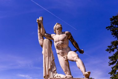 COMPIEGNE, FRANCE, 13 AĞUSTOS 2016: Fransa 'nın Compiegne kentinde 13 Ağustos 2016' da Compiegne Şatosu 'nun bahçelerinde heykel