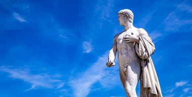 COMPIEGNE, FRANCE, 13 AĞUSTOS 2016: Fransa 'nın Compiegne kentinde 13 Ağustos 2016' da Compiegne Şatosu 'nun bahçelerinde heykel