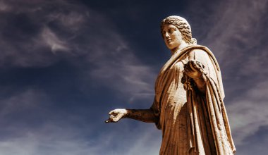 COMPIEGNE, FRANCE, 13 AĞUSTOS 2016: Fransa 'nın Compiegne kentinde 13 Ağustos 2016' da Compiegne Şatosu 'nun bahçelerinde heykel