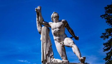 COMPIEGNE, FRANCE, 13 AĞUSTOS 2016: Fransa 'nın Compiegne kentinde 13 Ağustos 2016' da Compiegne Şatosu 'nun bahçelerinde heykel