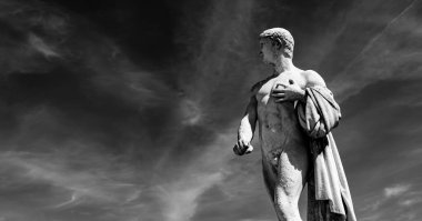 COMPIEGNE, FRANCE, 13 AĞUSTOS 2016: Fransa 'nın Compiegne kentinde 13 Ağustos 2016' da Compiegne Şatosu 'nun bahçelerinde heykel