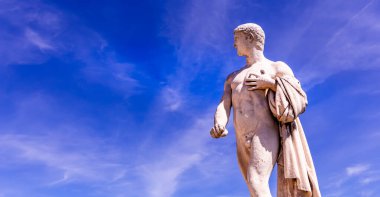 COMPIEGNE, FRANCE, 13 AĞUSTOS 2016: Fransa 'nın Compiegne kentinde 13 Ağustos 2016' da Compiegne Şatosu 'nun bahçelerinde heykel