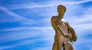 COMPIEGNE, FRANCE, 13 AĞUSTOS 2016: Fransa 'nın Compiegne kentinde 13 Ağustos 2016' da Compiegne Şatosu 'nun bahçelerinde heykel