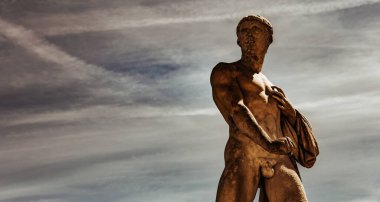 COMPIEGNE, FRANCE, 13 AĞUSTOS 2016: Fransa 'nın Compiegne kentinde 13 Ağustos 2016' da Compiegne Şatosu 'nun bahçelerinde heykel