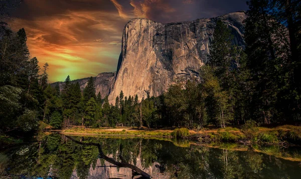 Parede Escalada Mundialmente Famosa Capitan Parque Nacional Yosemite Califórnia Eua — Fotografia de Stock