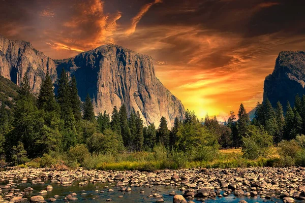 Parede Escalada Mundialmente Famosa Capitan Parque Nacional Yosemite Califórnia Eua — Fotografia de Stock