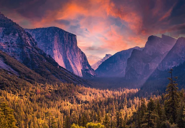 Parede Escalada Mundialmente Famosa Capitan Parque Nacional Yosemite Califórnia Eua — Fotografia de Stock