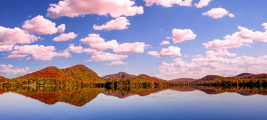 Laurentides 'teki Lac-Superieur manzarası, Mont-tremblant, Quebec, Kanada