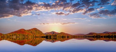 Laurentides 'teki Lac-Superieur manzarası, Mont-tremblant, Quebec, Kanada