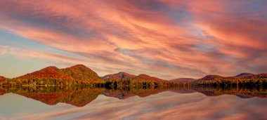 Laurentides 'teki Lac-Superieur manzarası, Mont-tremblant, Quebec, Kanada