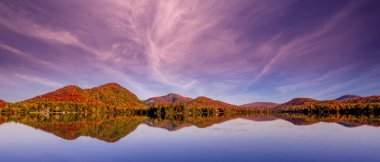 Laurentides 'teki Lac-Superieur manzarası, Mont-tremblant, Quebec, Kanada