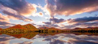 Laurentides 'teki Lac-Superieur manzarası, Mont-tremblant, Quebec, Kanada