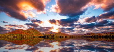 Laurentides 'teki Lac-Superieur manzarası, Mont-tremblant, Quebec, Kanada