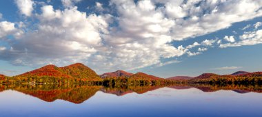 Laurentides 'teki Lac-Superieur manzarası, Mont-tremblant, Quebec, Kanada