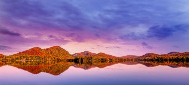 Laurentides 'teki Lac-Superieur manzarası, Mont-tremblant, Quebec, Kanada